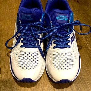 Girls Saucony sneakers size 4